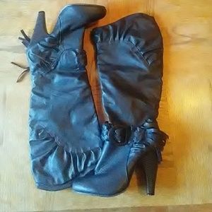 Viva Secret Black 4" heel boots size 5.5
